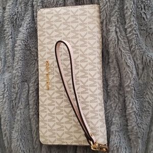 Signature Jet Set Continental Wallet